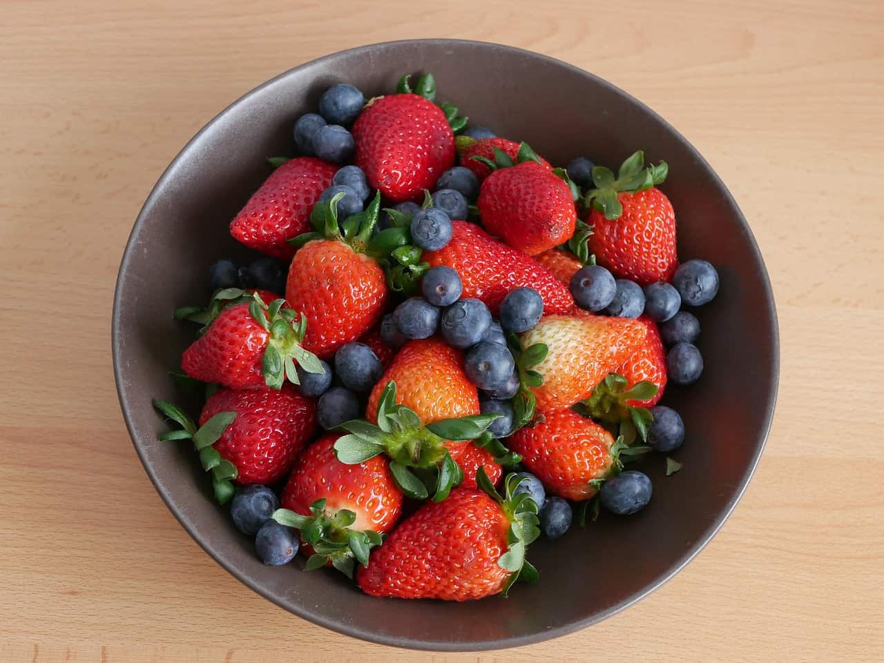 Strawberry Strawberries Fragaria  - karentamrazyan / Pixabay